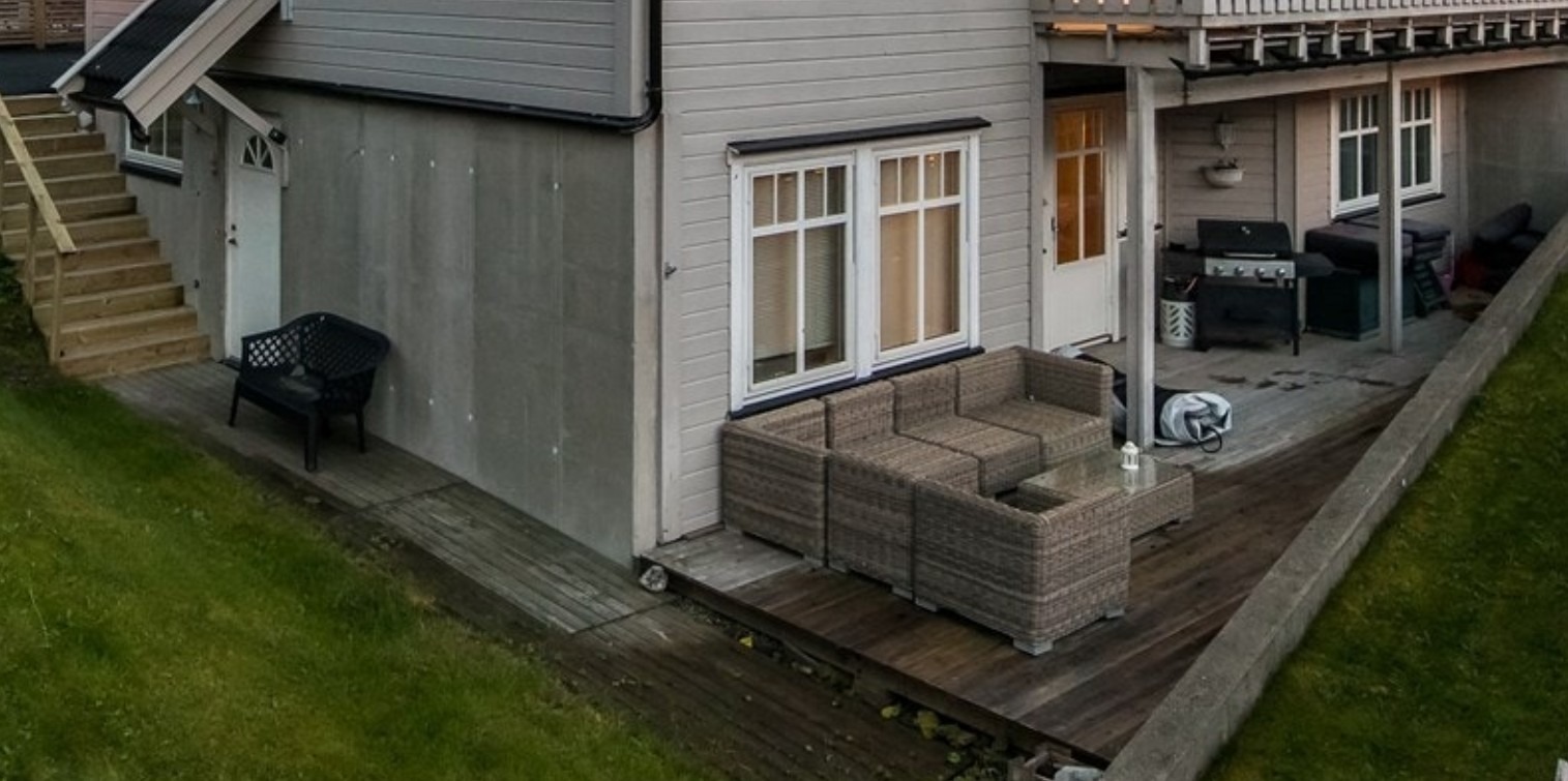Deilig uteområde med stor platting og ettermiddags-og kveldssol. 